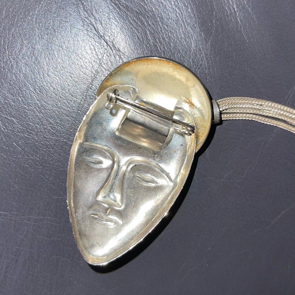 Silver tone fashion brooch with fun tassel - Picture 9 of 10